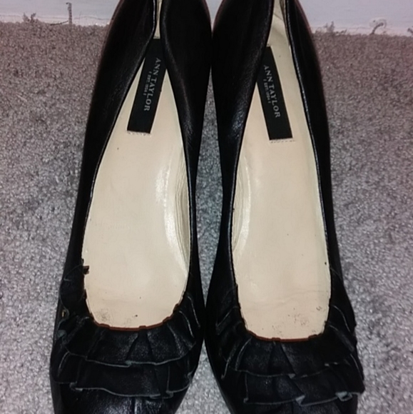 Ann Taylor Ruffle Leather Heels 7.5 - Picture 4 of 4
